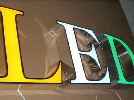 合山介绍LED招牌的基础知识。